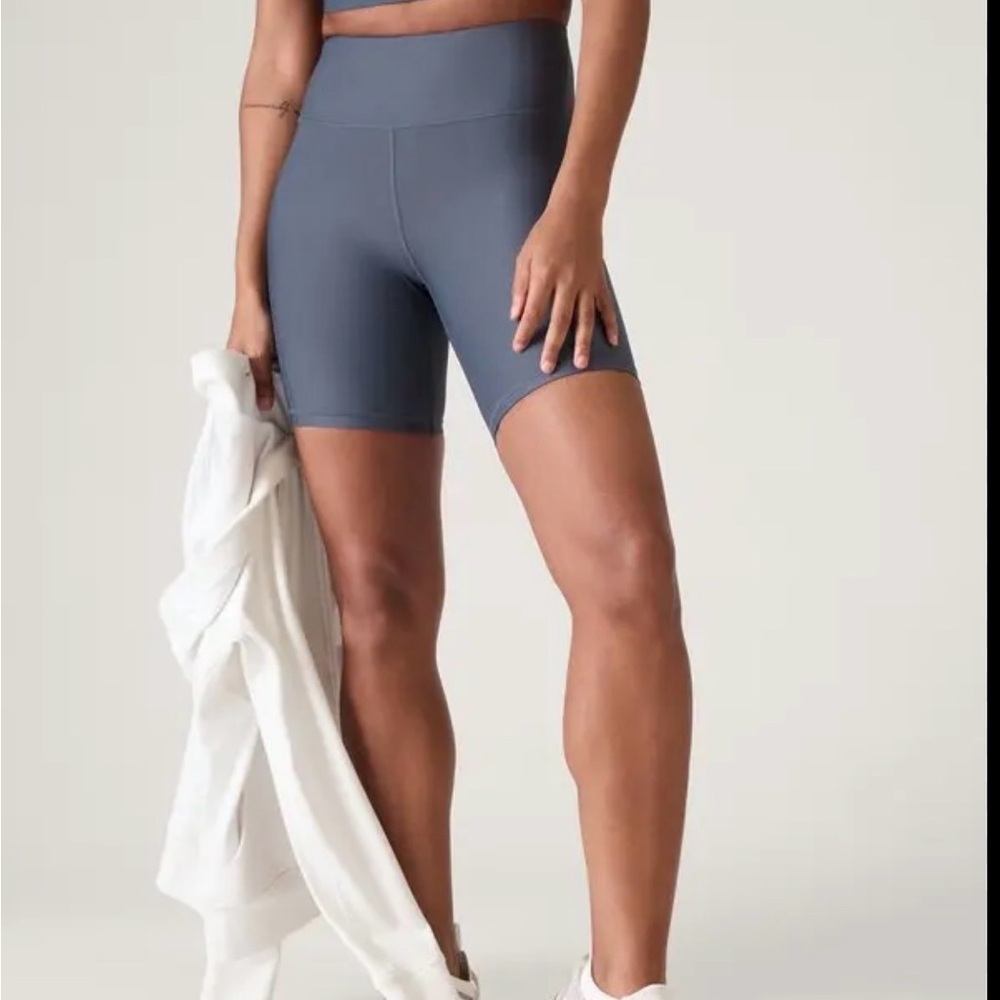 Athleta Interval Stash 7” Short Grey size S like new!
